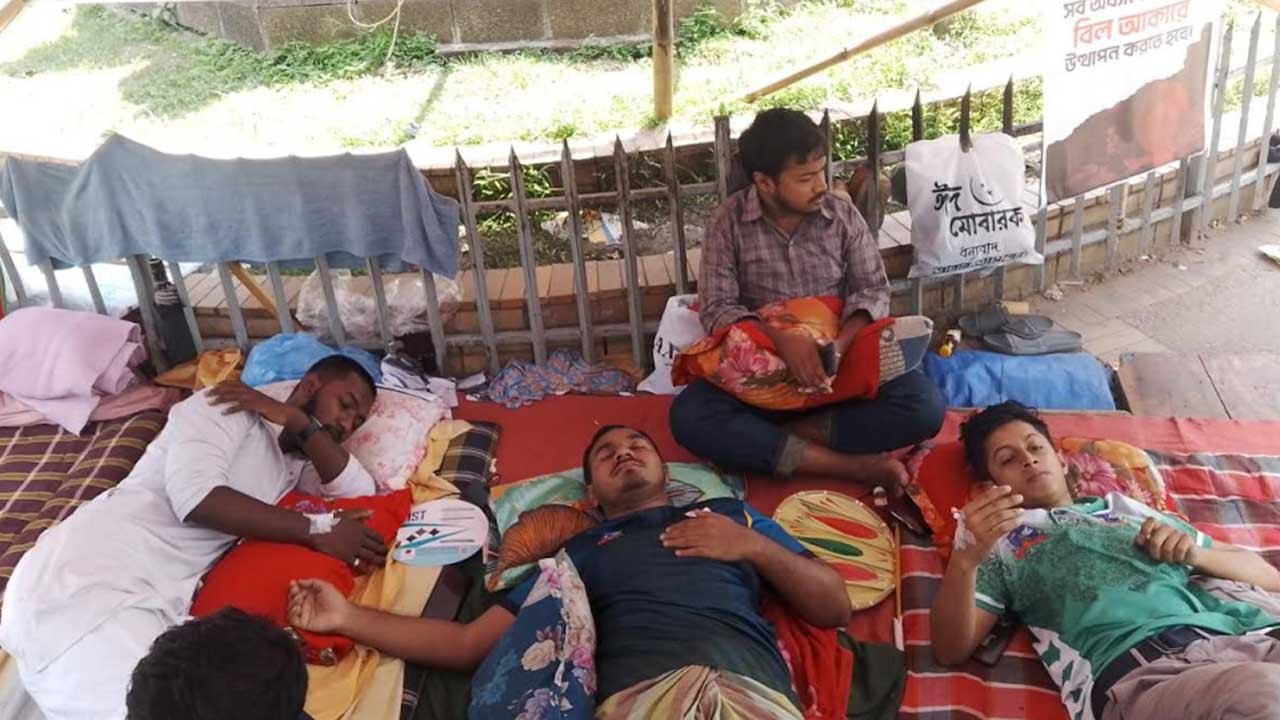 আমরণ অনশনে ৭০ ঘণ্টা, শিক্ষার্থীদের দাবি আদায়ে অনড় অবস্থান