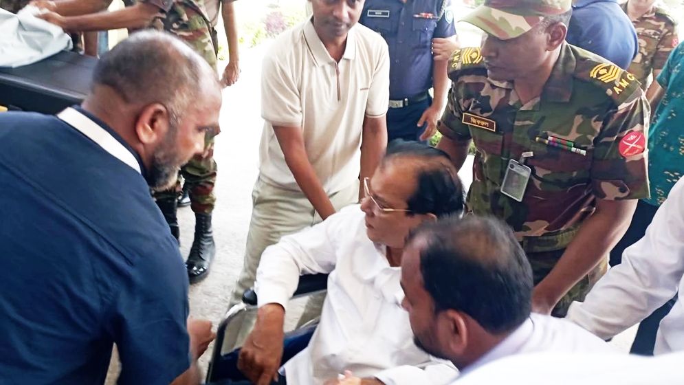 ত্রাণমন্ত্রী আসাদুল হাবিব দুলুকে এয়ার অ্যাম্বুলেন্সে ঢাকায় আনা হয়েছে