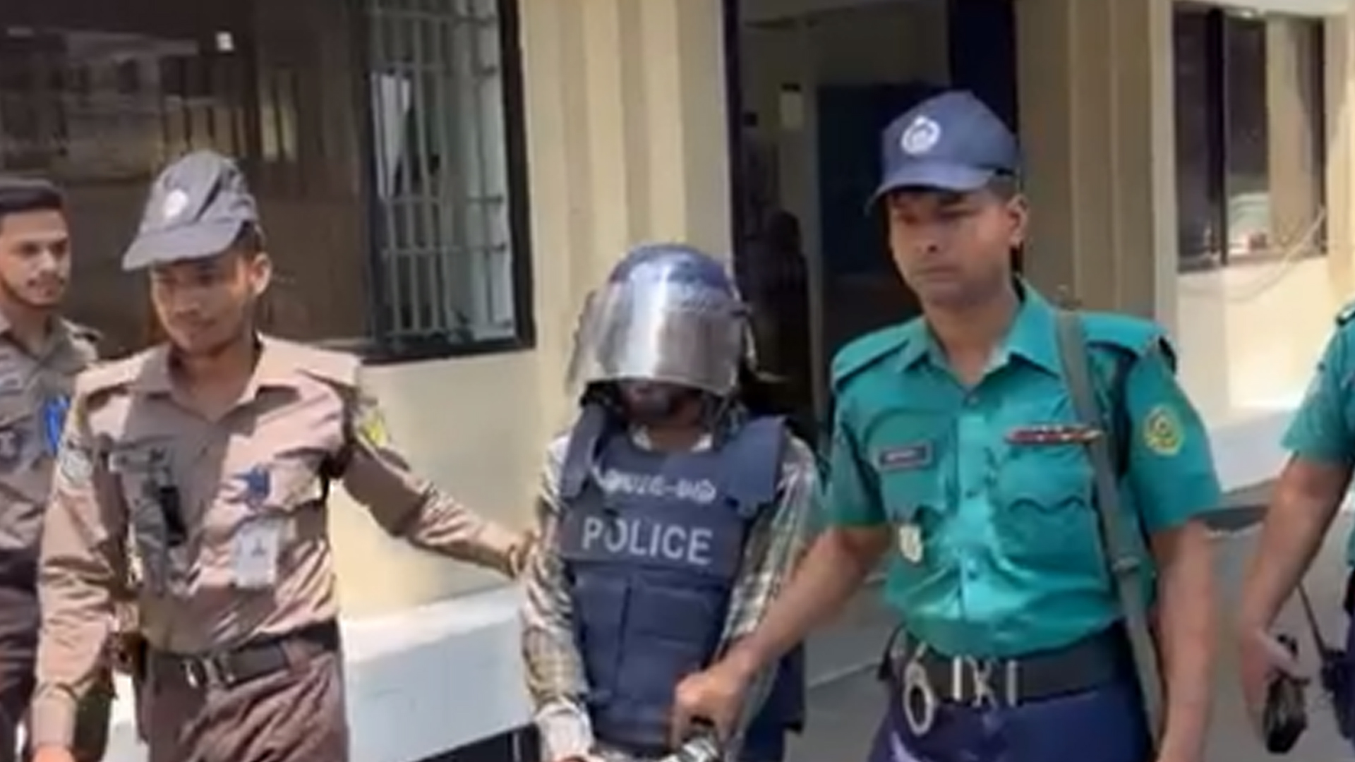 যুবদলকর্মীর কবজি বিচ্ছিন্ন: আসামি গ্রেপ্তার নিয়ে র‍্যাব-পুলিশের ভিন্ন বক্তব্য