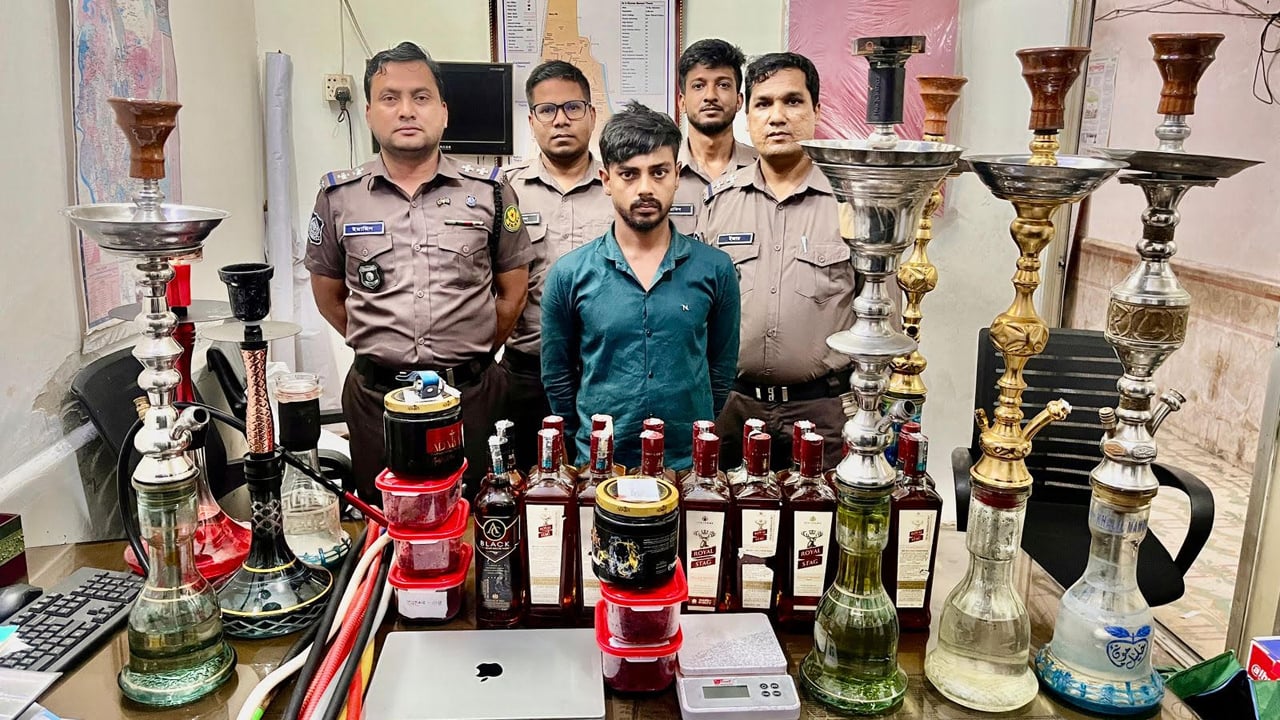 বনানীর সিসাবারে অভিযান চালিয়ে বিদেশি মদসহ গ্রেপ্তার ১