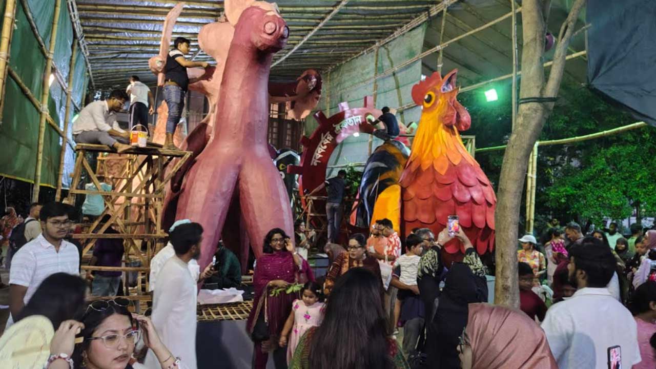চারুকলায় নববর্ষের শোভাযাত্রার প্রস্তুতি চলছে