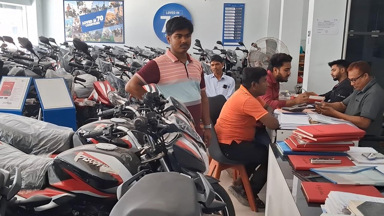 চাঁপাইনবাবগঞ্জে মোটরসাইকেল নিবন্ধনে ভিড় বাড়ছে