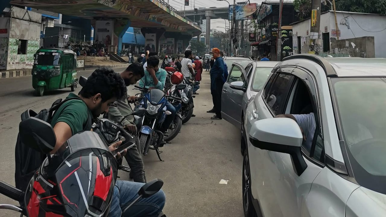 পয়লা বৈশাখে পেট্রোল পাম্পে দীর্ঘ লাইনে অপেক্ষা