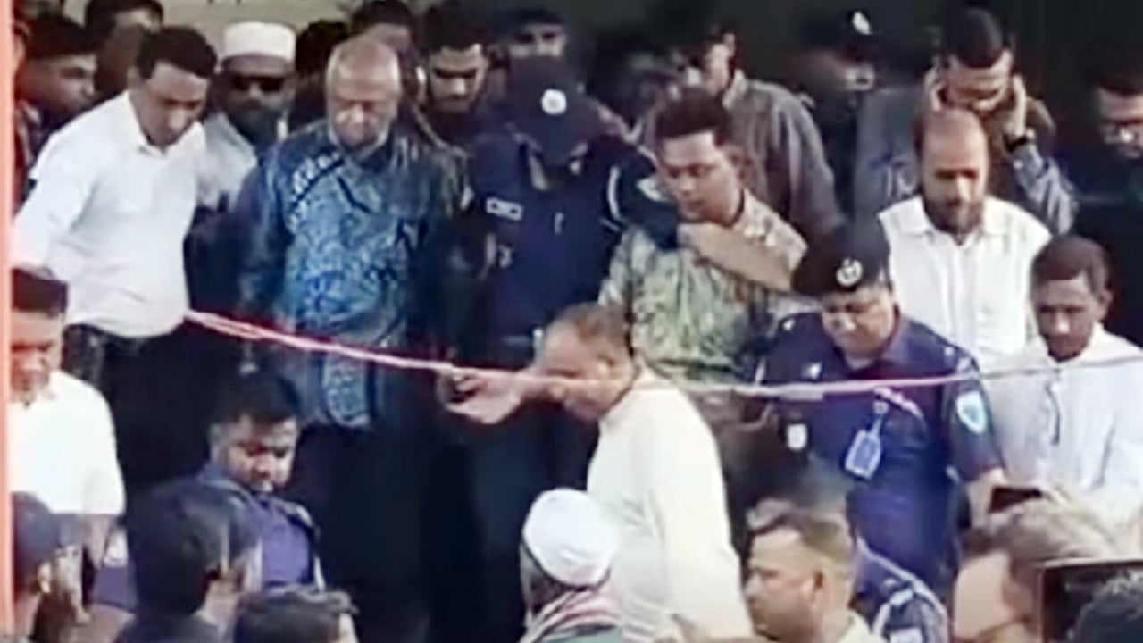 মন্ত্রীর উপস্থিতিতে পাশের চেয়ারে বসা নিয়ে হাতাহাতি, অতঃপর…