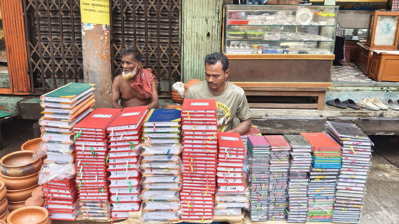 লাল কাপড়ের মোড়ানো খাতার হারানো ঐতিহ্য