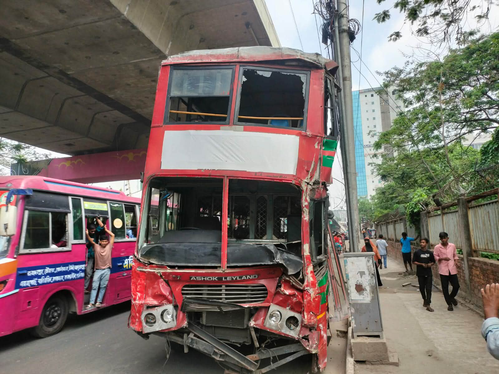 কারওয়ান বাজারে ঢাবির ৮ শিক্ষার্থী বাস দুর্ঘটনায় আহত