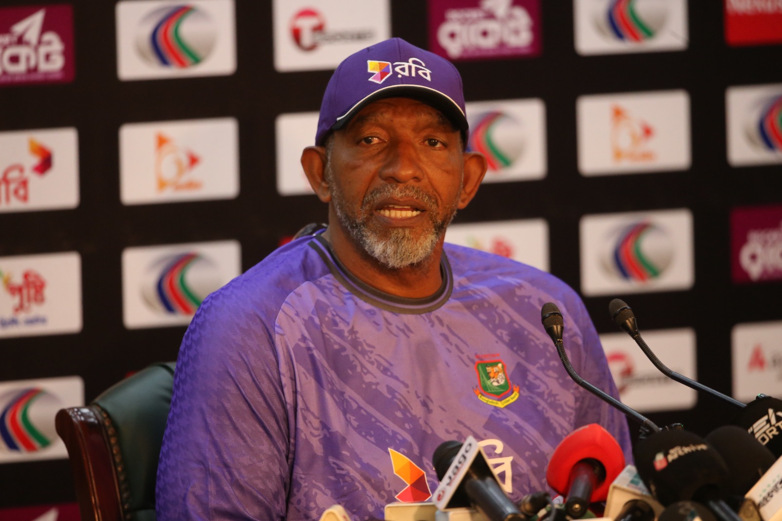 ‘বিসিবিতে রদবদল আমাকে অবাক করে না’, বললেন সিমন্স