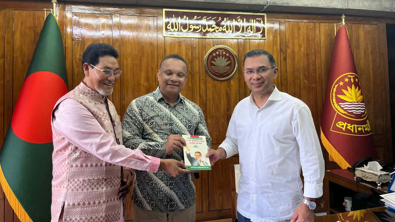 বিএনপির ৮টি ফ্ল্যাগশিপ কর্মসূচির বুকলেট প্রধানমন্ত্রীর হাতে