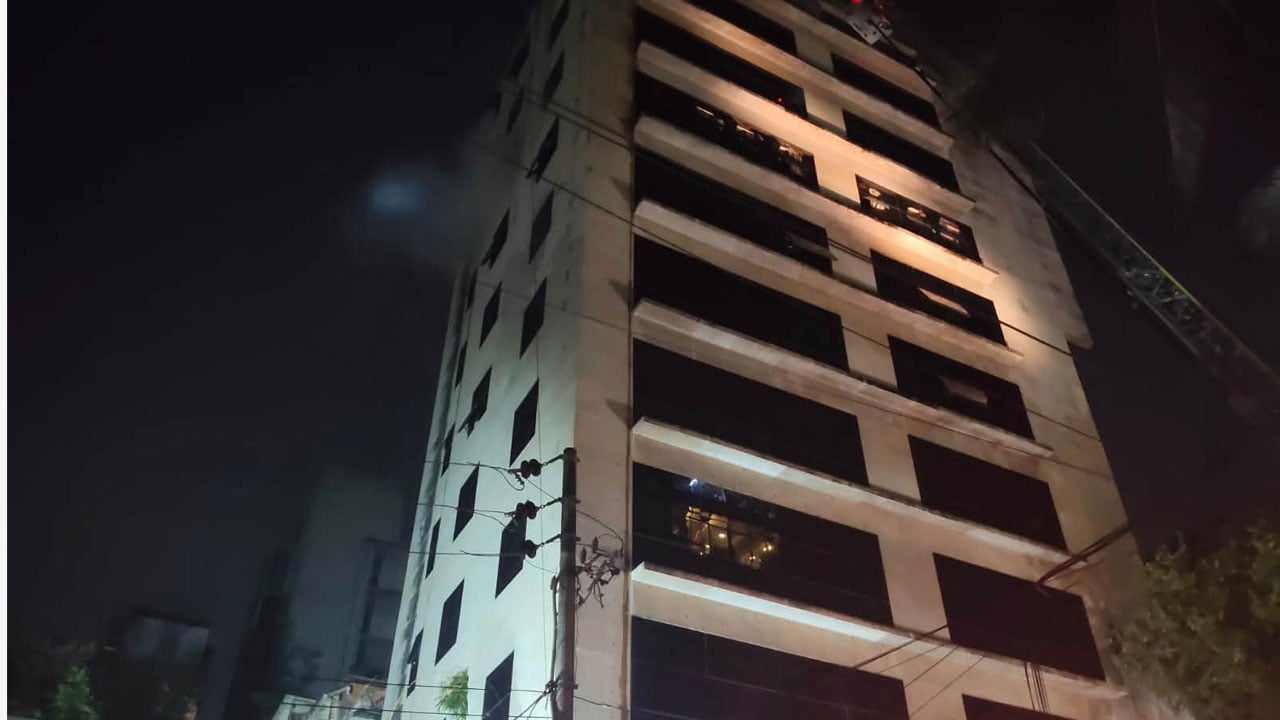বনানীতে বহুতল ভবনের আগুন নিয়ন্ত্রণে এসেছে