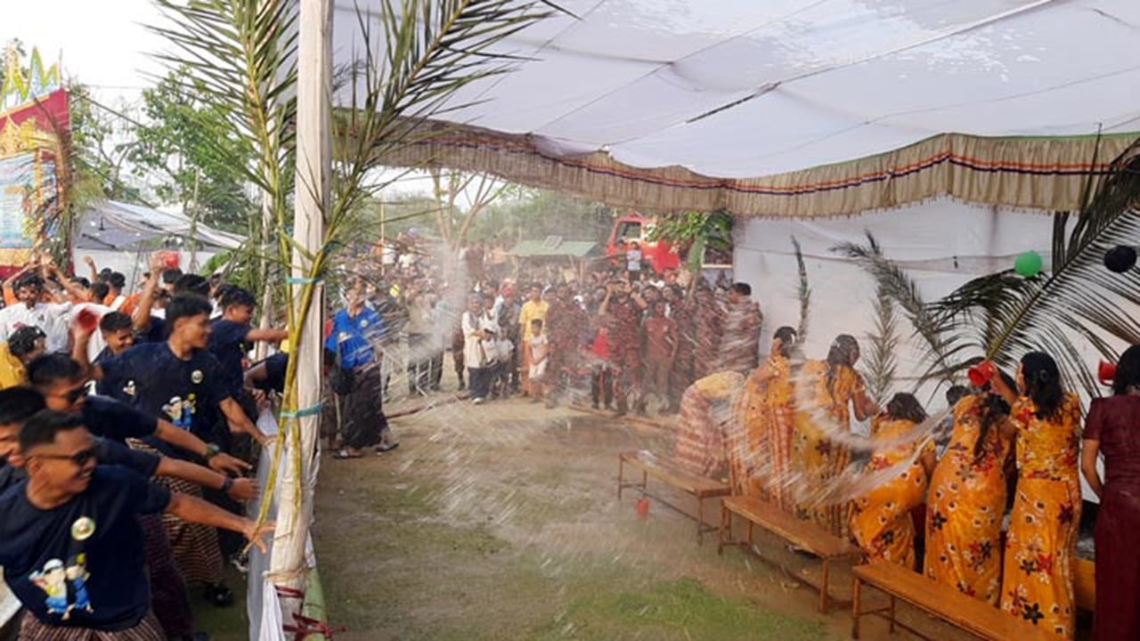 বান্দরবানে জলকেলিতে মাতোয়ারা মারমা তরুণ-তরুণীরা