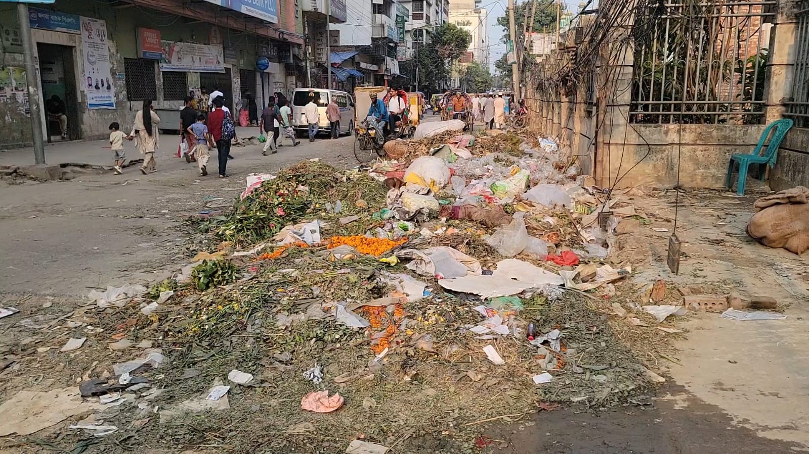 নারায়ণগঞ্জে বর্জ্য অপসারণ সাময়িক ব্যাহত