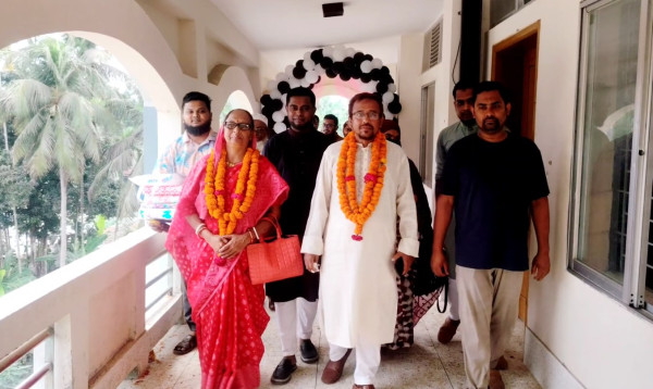 লক্ষ্মীপুরে দীর্ঘ কর্মজীবন শেষে ২ স্কুল শিক্ষককে রাজকীয় বিদায়