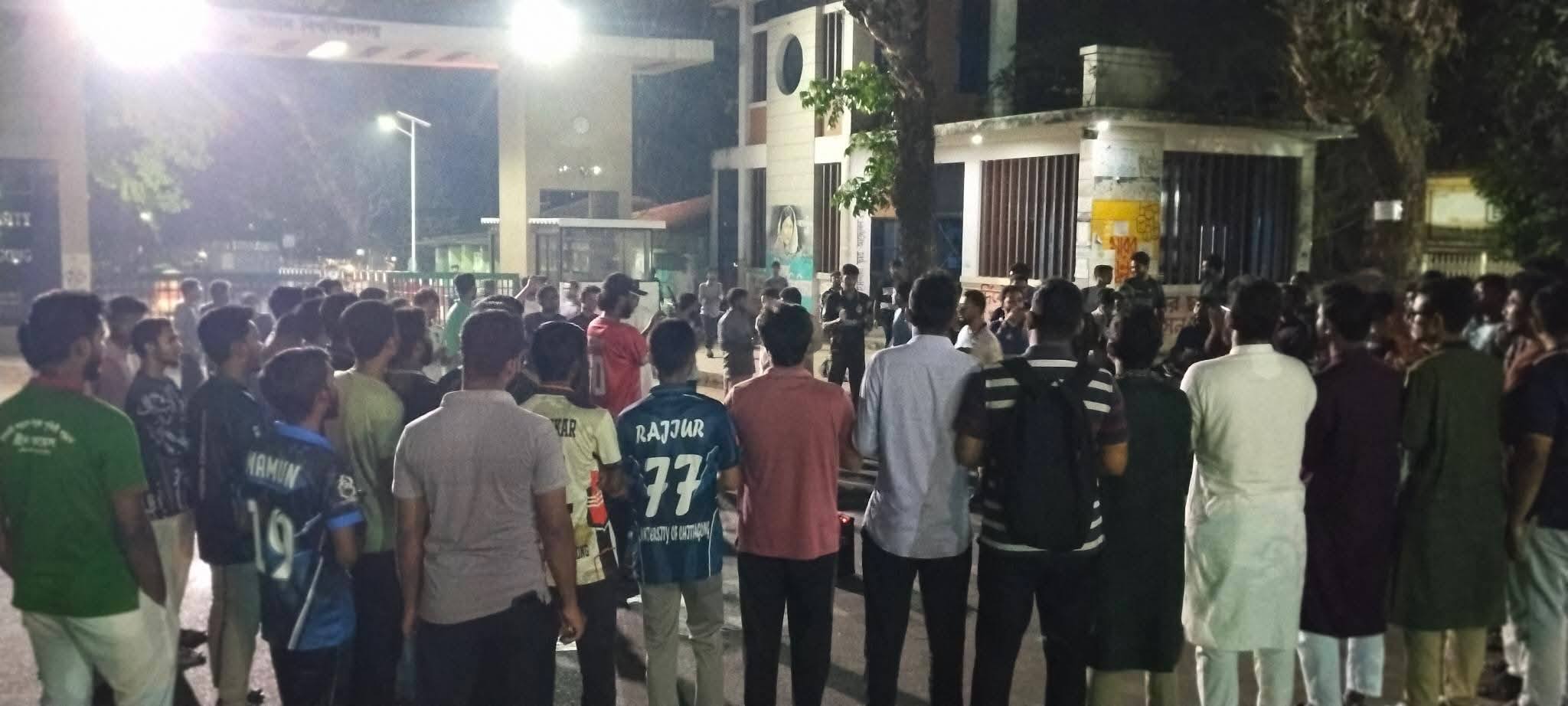 চবি শিক্ষার্থীদের ওপর স্থানীয়দের হামলা, আহত ৩