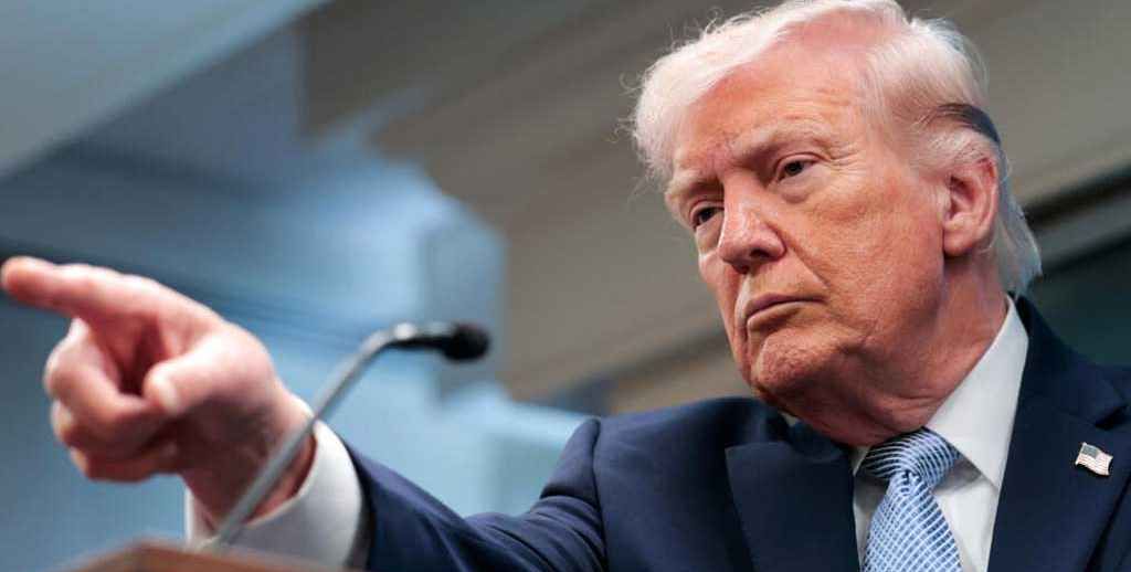 ট্রাম্পের হুমকি: চুক্তি না হলে ইরানের অবকাঠামো গুঁড়িয়ে দেব