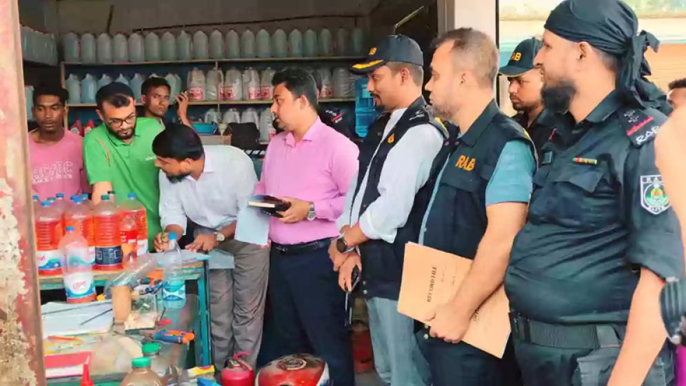 কুমিল্লায় তেল অতিরিক্ত মূল্যে বিক্রির জন্য ২ ব্যবসায়ী জরিমানা