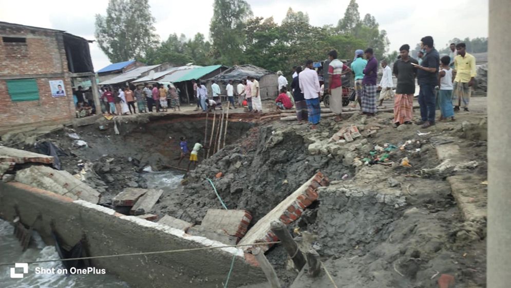 পেকুয়ায় স্লুইসগেট বিধ্বস্ত, তলিয়ে গেছে হাজার একর লবণের মাঠ