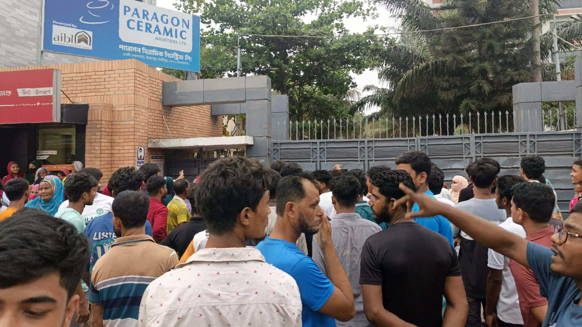 গাজীপুরে শ্রমিক-পুলিশ সংঘর্ষ, আহত ৬ জন