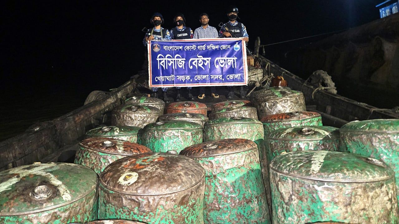 ভোলায় ৪ হাজার ২০০ লিটার পেট্রোল জব্দ