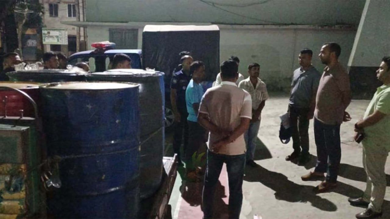 যশোরে সার-কীটনাশকের দোকান থেকে জব্দ ১ হাজার লিটার জ্বালানি