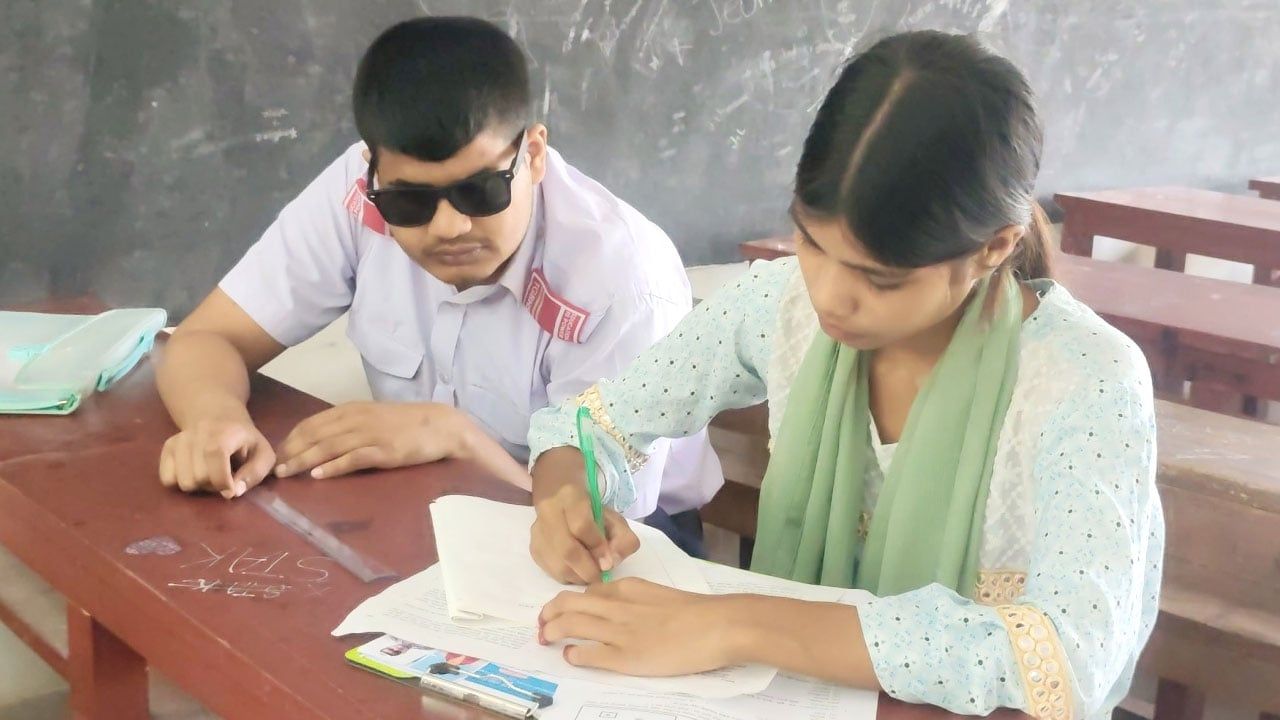 শ্রুতিলেখকের সহায়তায় এসএসসি পরীক্ষায় বসলেন শরীফ