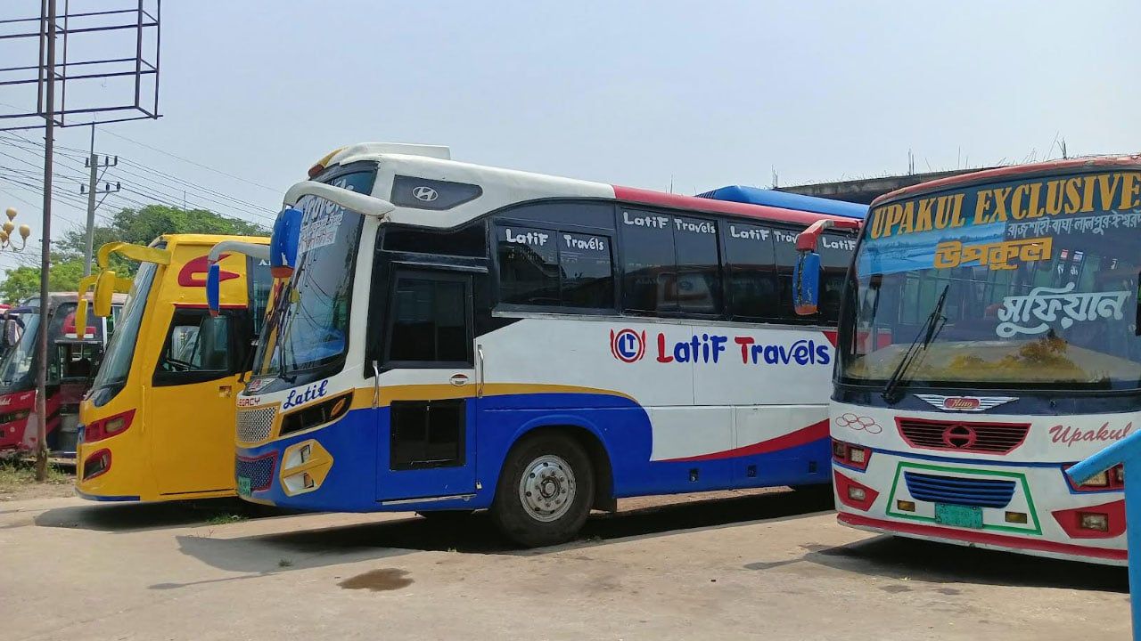 রাজশাহী রুটে বাস চলাচল বন্ধ, যাত্রীরা দুর্ভোগে