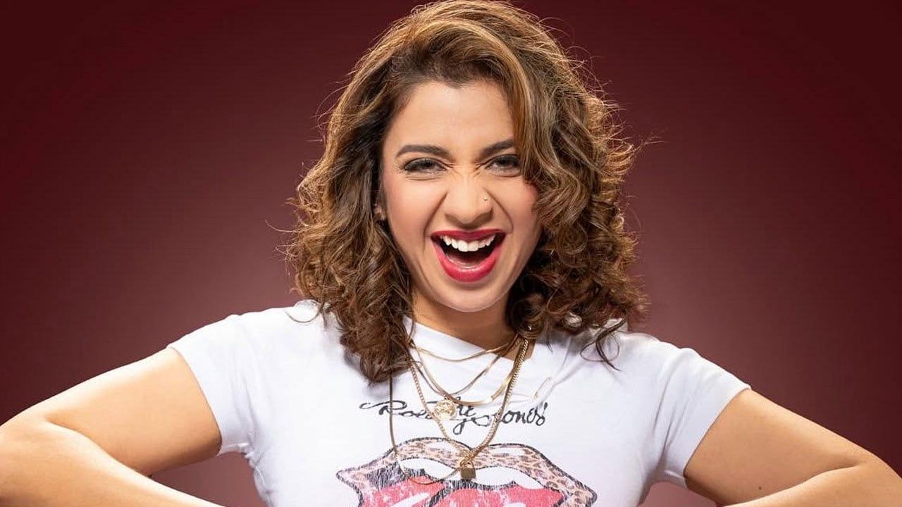 কনসার্টে ঠোঁট মিলিয়ে বিতর্কে গায়িকা