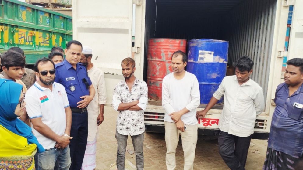 কাভার্ডভ্যানে ডিজেল পাচারকালে আটক ৩