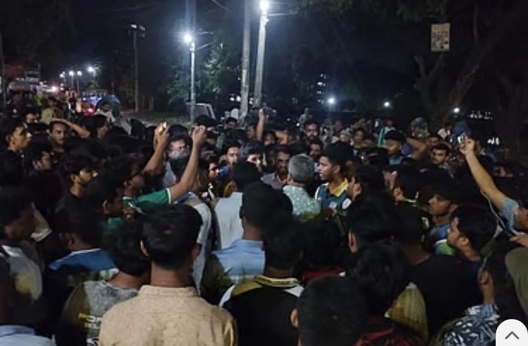 হালিমে মাছি পাওয়ায় হোটেল কর্মচারীকে লাঞ্ছিত করার অভিযোগ