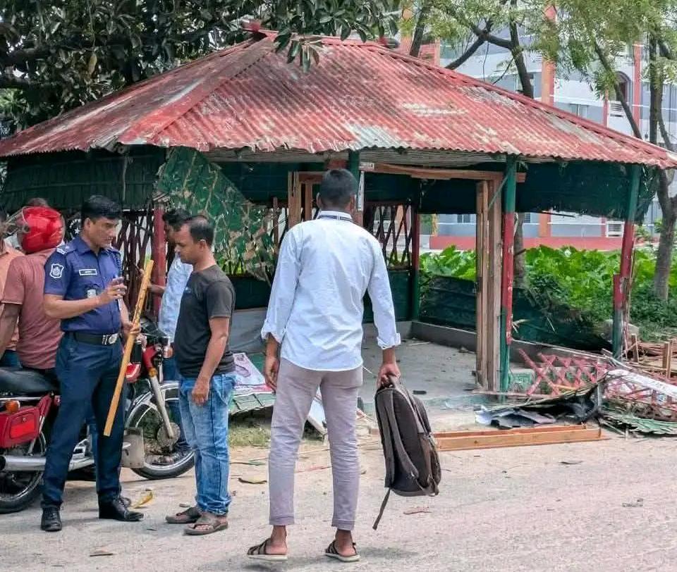 ঈশ্বরদী সরকারি কলেজে ছাত্রদল-শিবির সংঘর্ষ, কার্যালয় ভাঙচুর