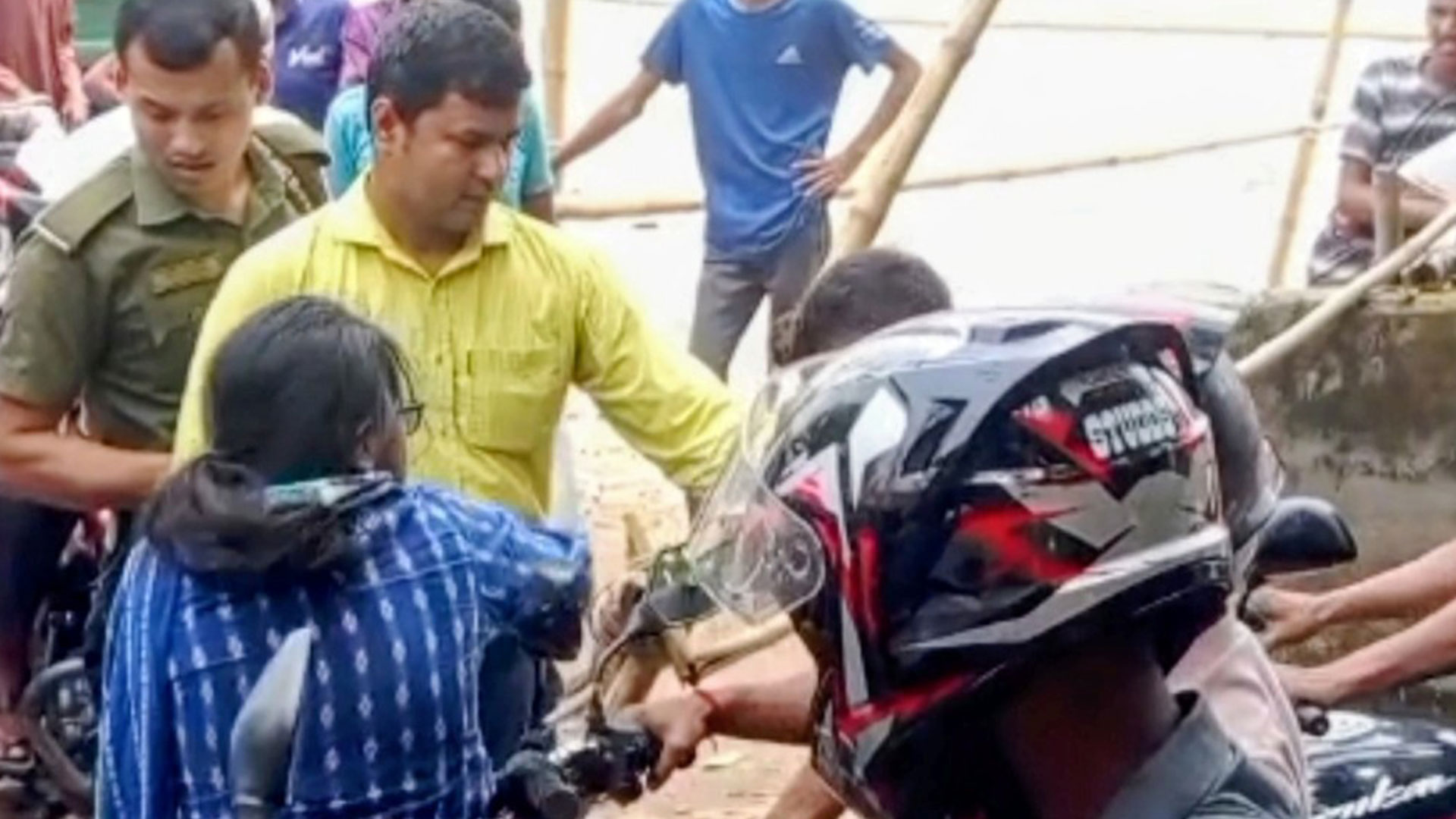 অন্যের ফুয়েল কার্ড নিয়ে পেট্রোল পাম্পে আসা তরুণকে ইউএনওর মারধর