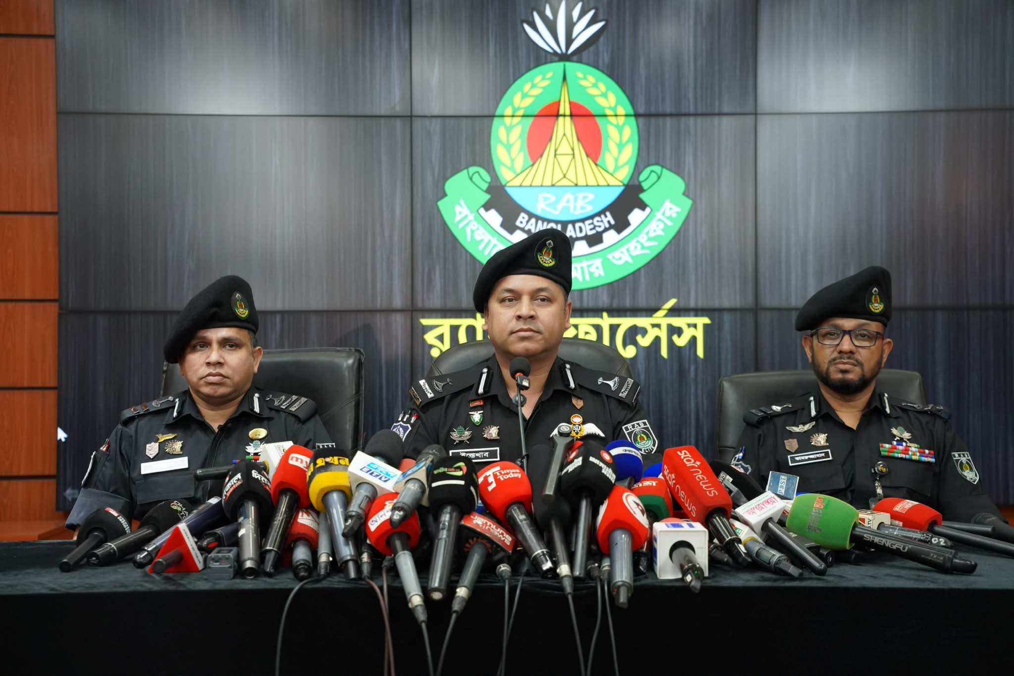 কাস্টমস কর্মকর্তাকে অটোরিকশা থেকে ফেলে হত্যা করে ছিনতাইকারীরা: র‍্যাব