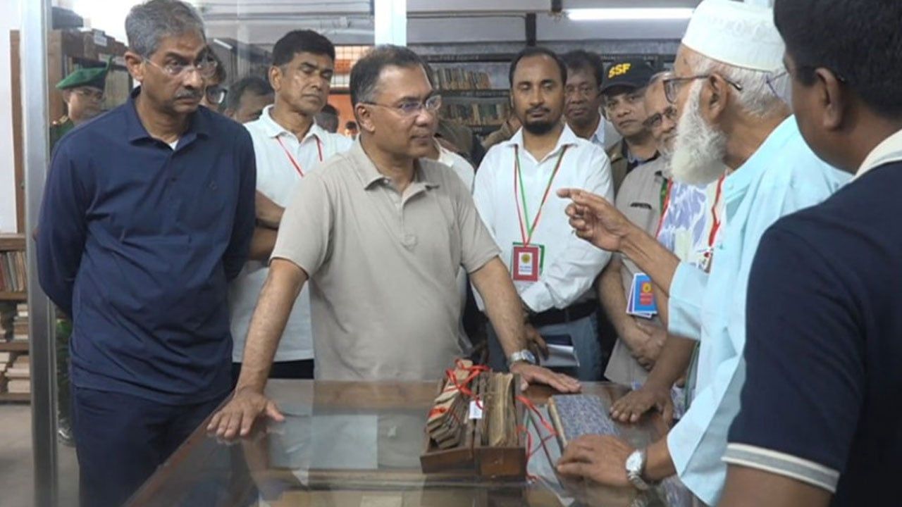 যশোর ইনস্টিটিউট পাবলিক লাইব্রেরি পরিদর্শনে মুগ্ধ প্রধানমন্ত্রী