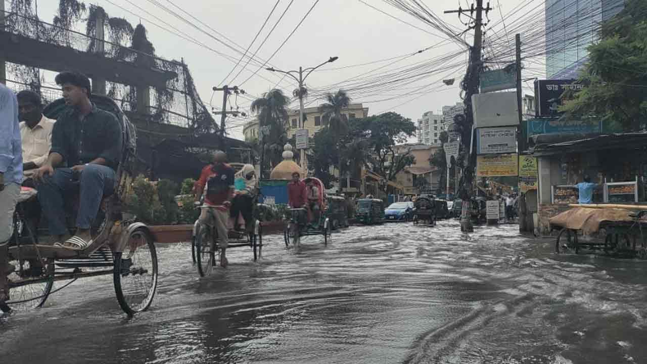 সামান্য বৃষ্টিতেই জলাবদ্ধতা, ভোগান্তিতে নগরবাসী
