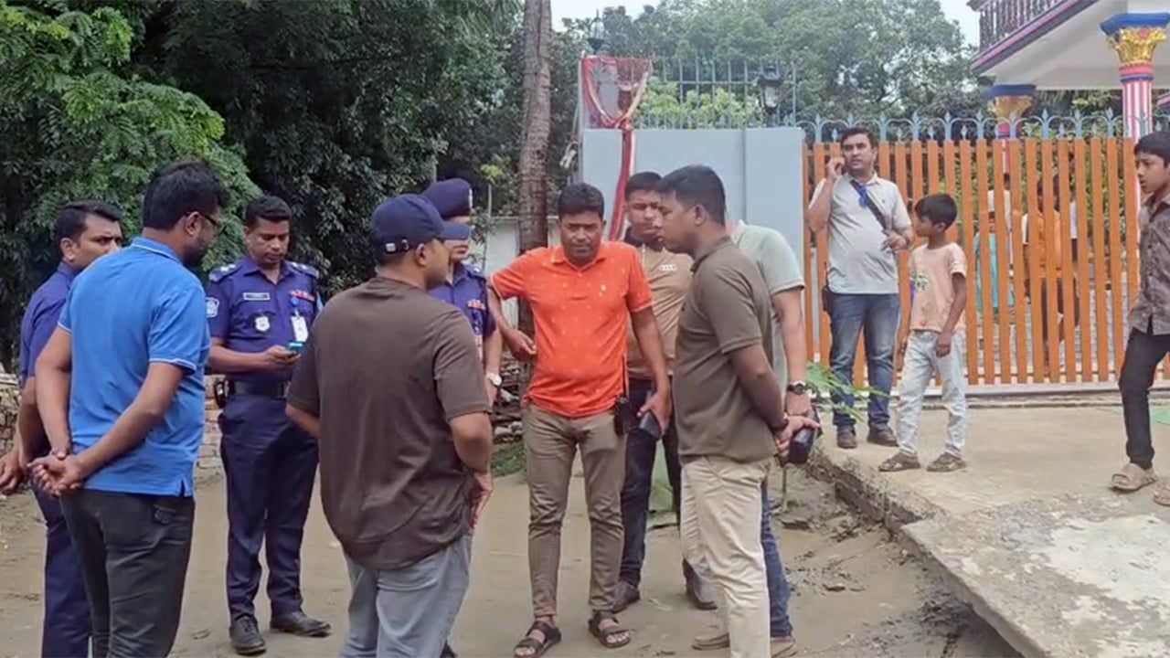 আশুলিয়ায় অস্ত্রের মুখে জিম্মি করে স্বর্ণালংকার লুট