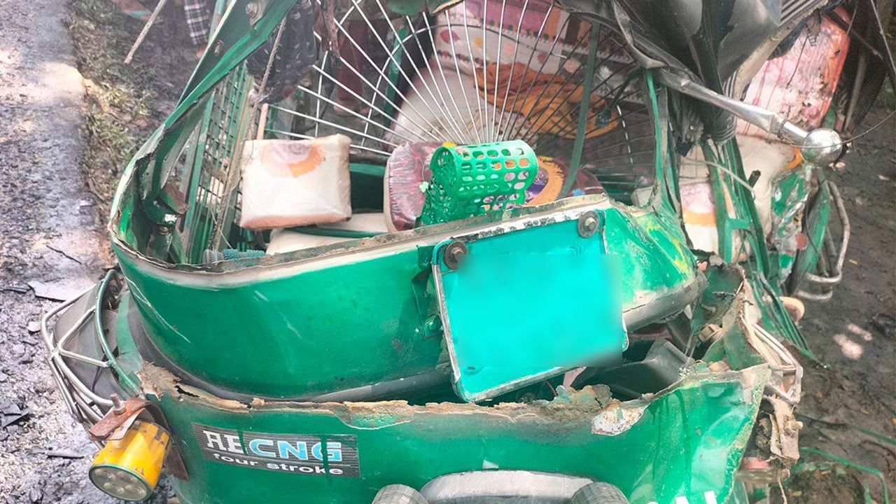 ডাম্প ট্রাকের ধাক্কায় অটোরিকশা উল্টে ৫ এসএসসি পরীক্ষার্থী আহত