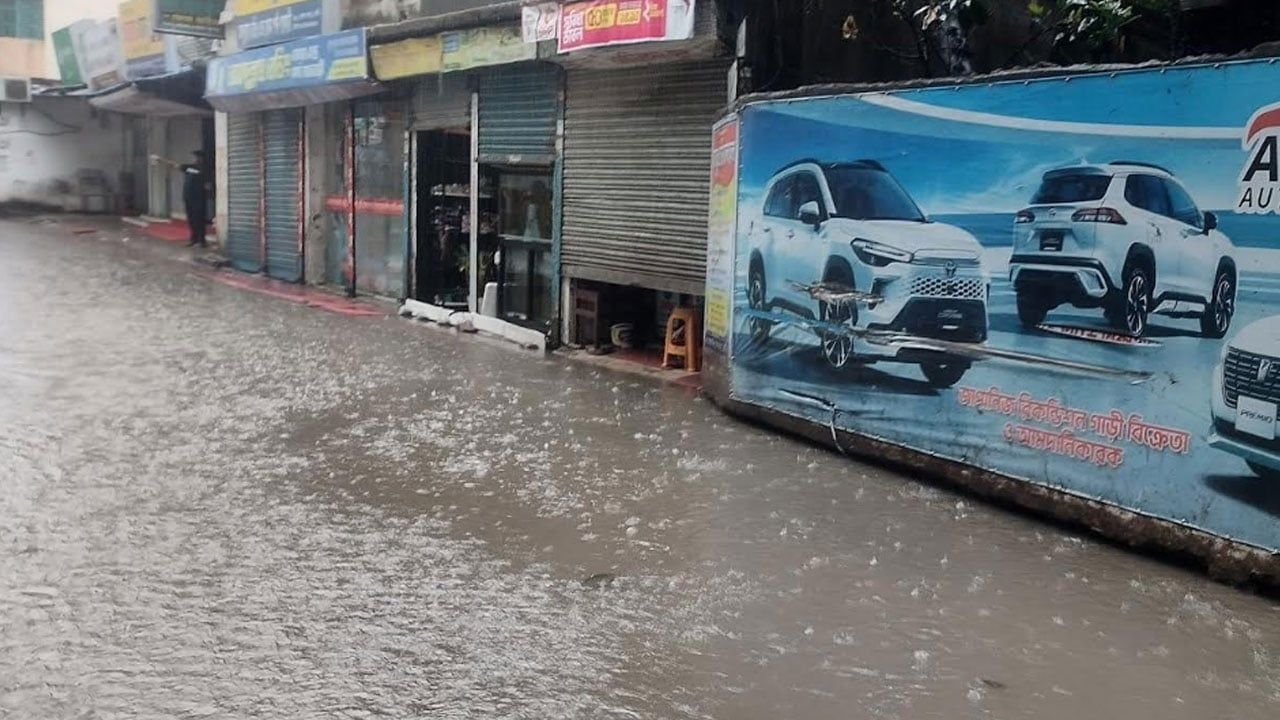 ফেনীতে এক ঘণ্টায় ১২৬ মিলিমিটার বৃষ্টিপাত, শহরে জলাবদ্ধতা