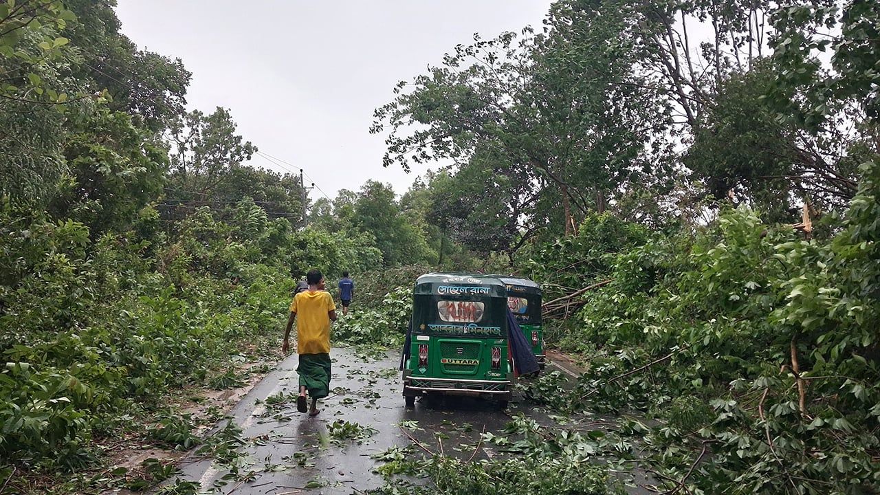 কালবৈশাখি ঝড়ে গাছ পড়ে ঢাকা-চট্টগ্রাম সড়ক যোগাযোগ বন্ধ