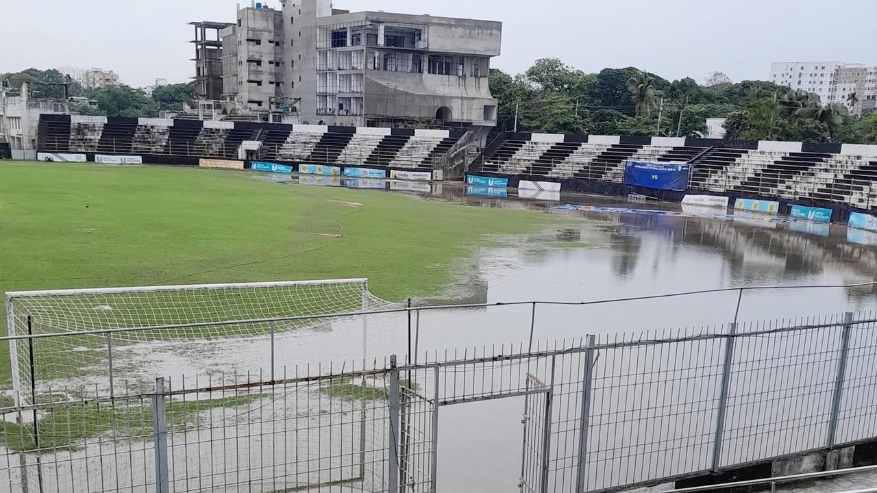 মাঠে জমে আছে পানি, ম্যাচ শুরু হতে দেরি