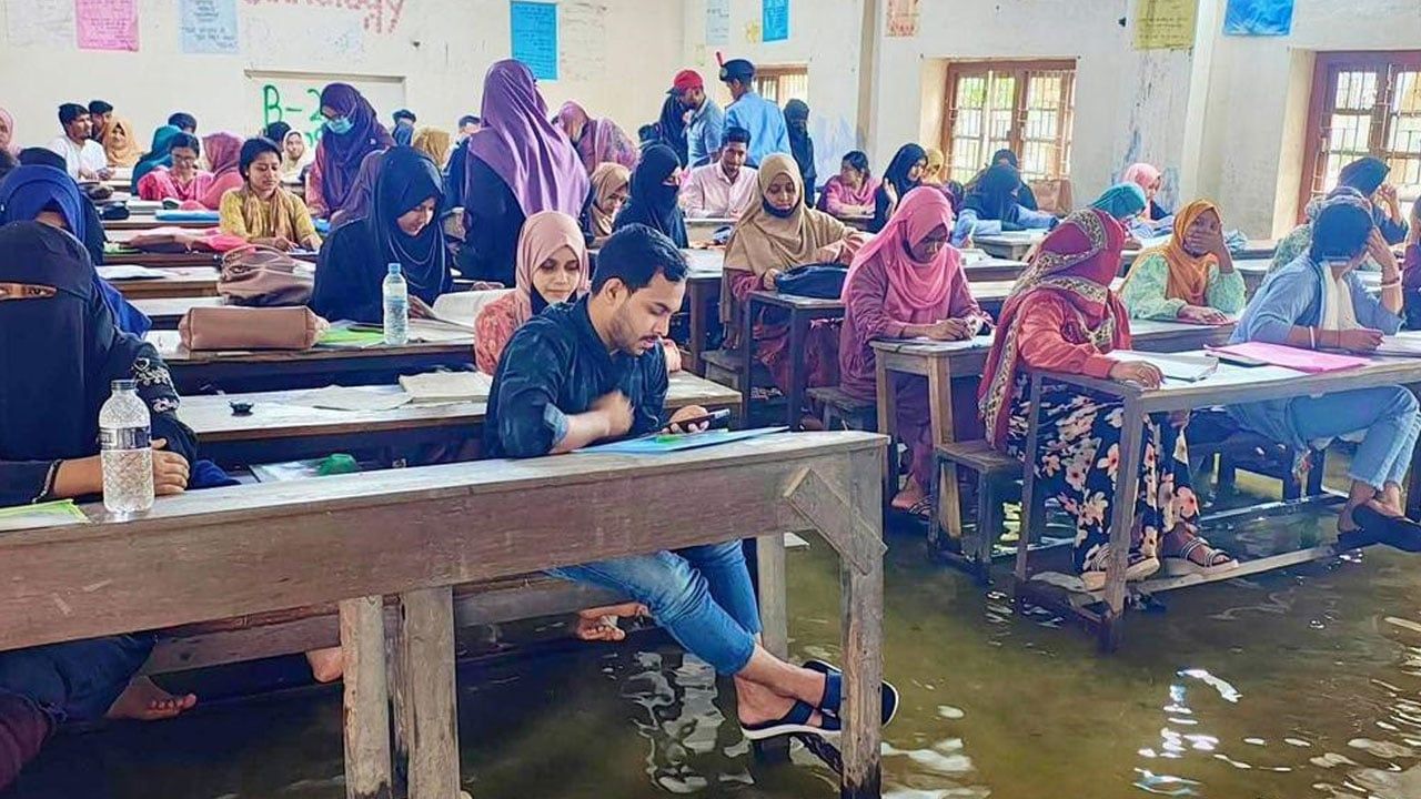 পানির মধ্যেই পরীক্ষা দিলেন কুমিল্লা ভিক্টোরিয়া কলেজের শিক্ষার্থীরা