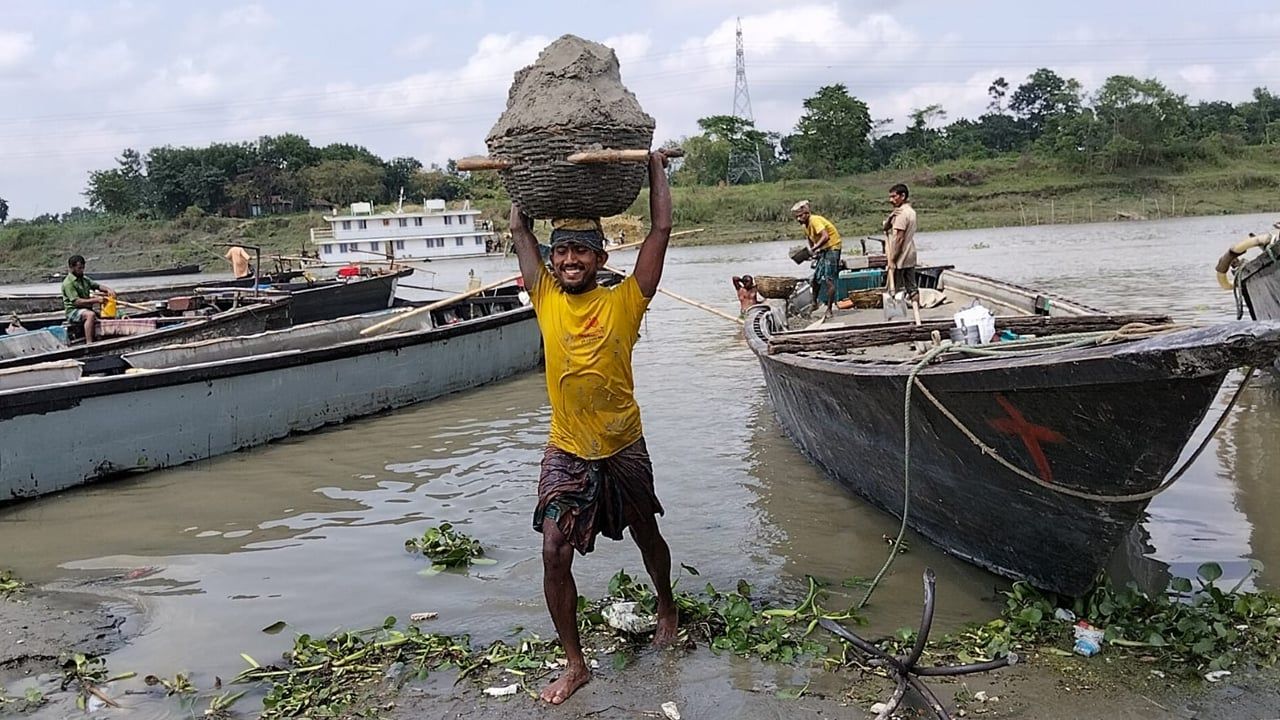 ময়মনসিংহে বালুশ্রমিকের জীবন: ১২ ঘণ্টা খাটুনিতে মজুরি ৭০০ টাকা