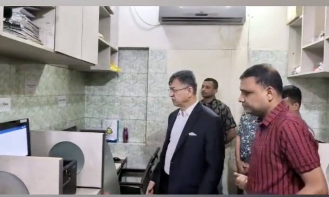 হঠাৎ  থানা পরিদর্শনে স্বরাষ্ট্রমন্ত্রী