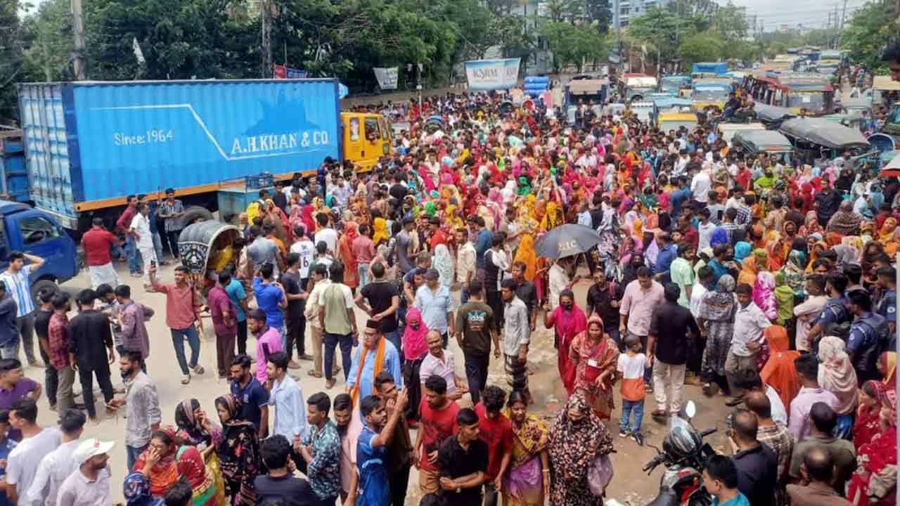বকেয়া বেতনের দাবিতে সড়ক অবরোধ, যানজট-ভোগান্তি