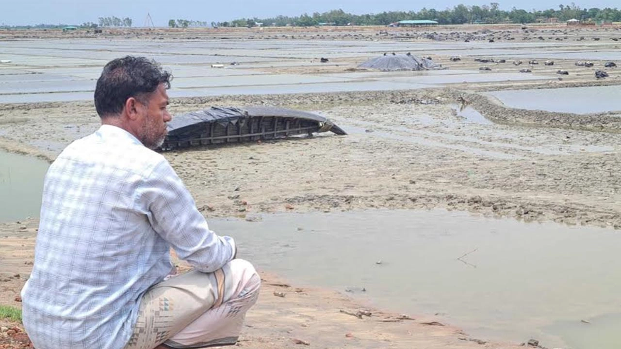কালবৈশাখীর তিন দফা আঘাতে কক্সবাজারের লবণচাষিদের সর্বনাশ