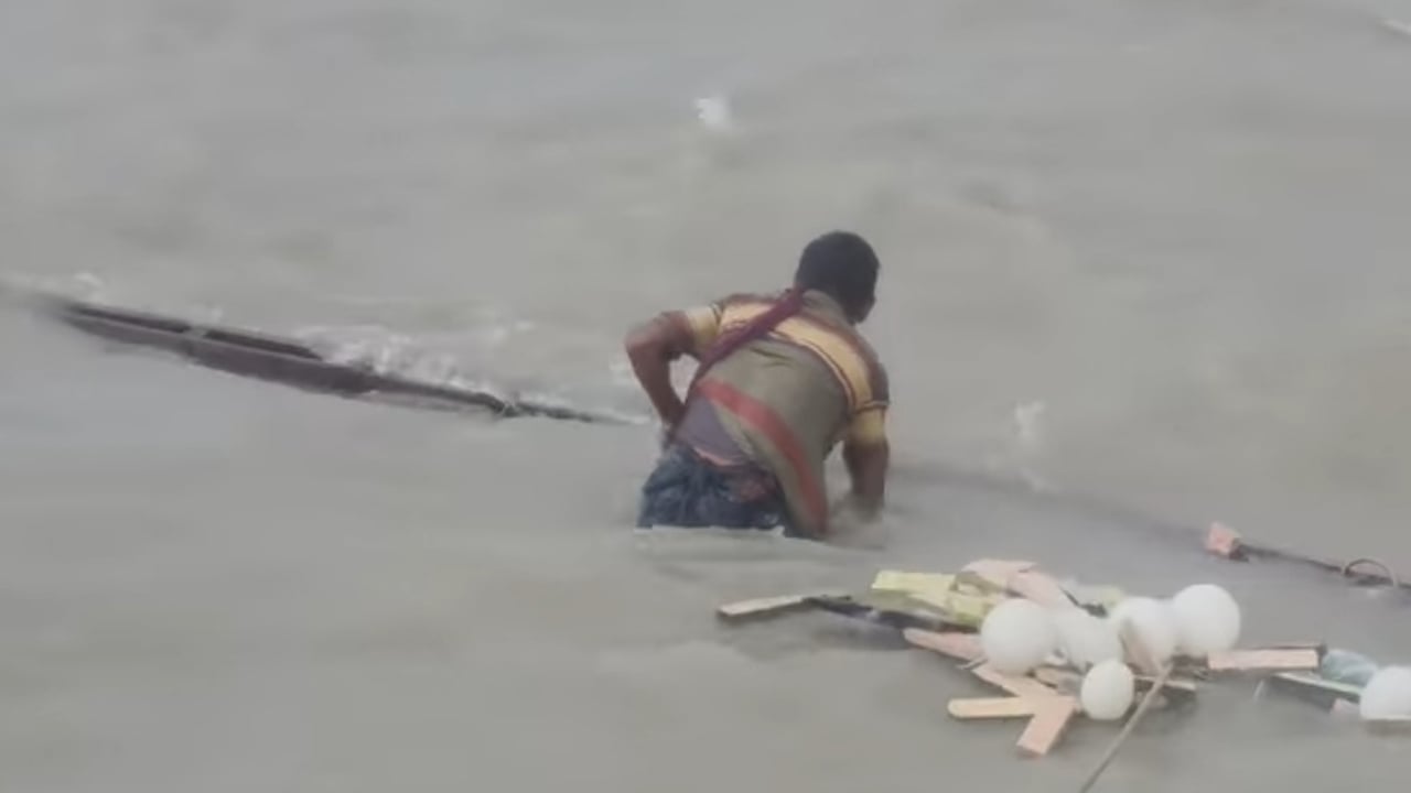 মেঘনায় মাছধরার নৌকাডুবি, জেলে উদ্ধার