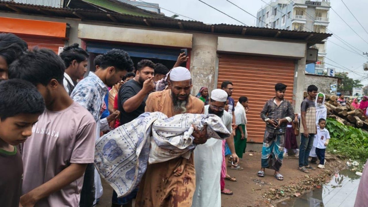 বাবার মোটরসাইকেল থেকে ছিটকে পড়ে কভার্ডভ্যানের চাকায় পিষ্ট শিশু