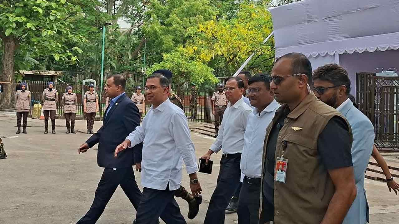 নিরাপত্তা কড়াকড়ি ভুলে জনতার কাতারে প্রধানমন্ত্রী তারেক রহমান