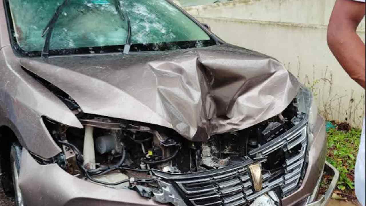 ঝড়ে প্রাইভেটকারের উপর গাছ ভেঙে পড়ল, সড়ক বন্ধ