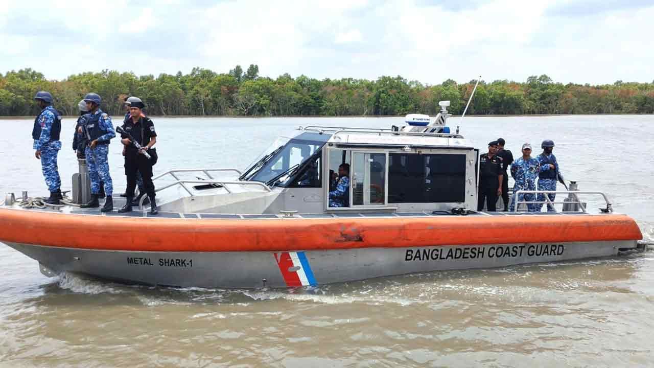 দস্যু দমনে ‘অপারেশন ম্যানগ্রোভ শিল্ড’: কোস্ট গার্ডের নেতৃত্বে টহল জোরদার