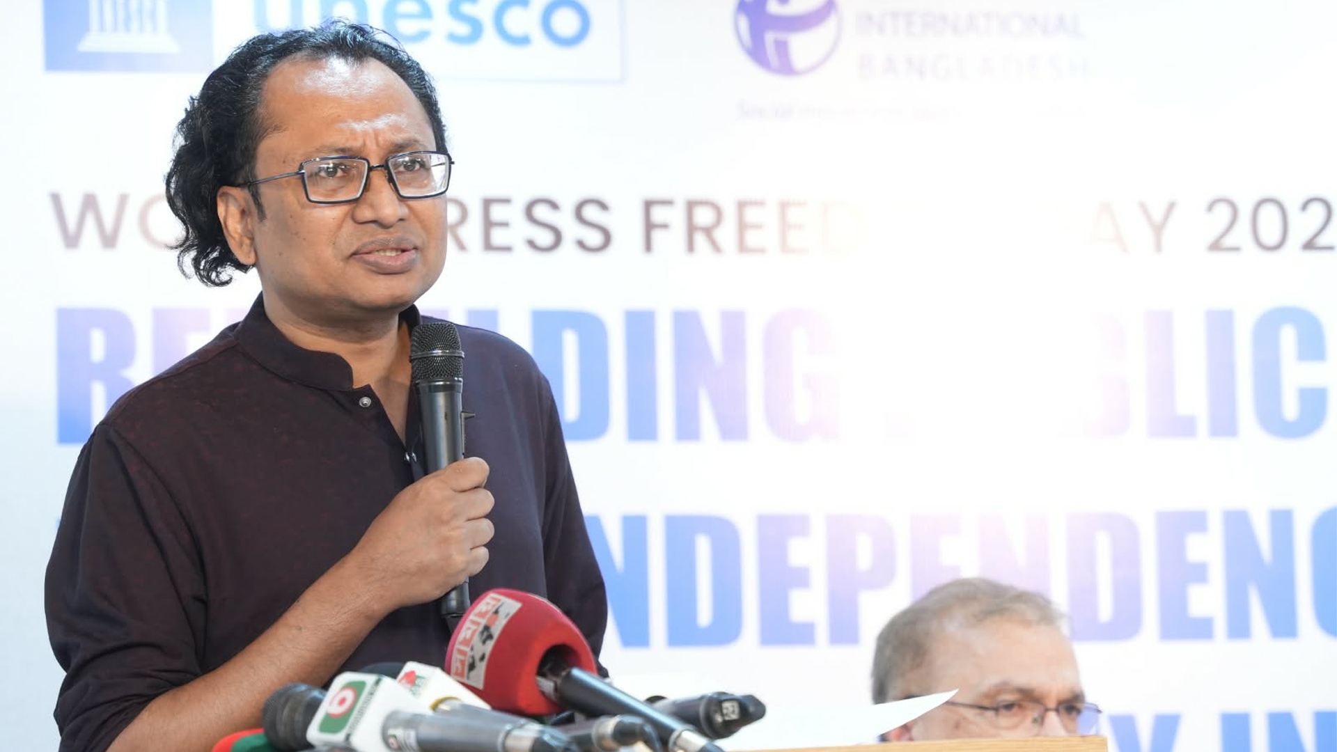 গণমাধ্যমের সঙ্গে দ্বন্দ্বে জড়ানোর মতো ‘বোকামি’ সরকার করবে না: ডা. জাহেদ