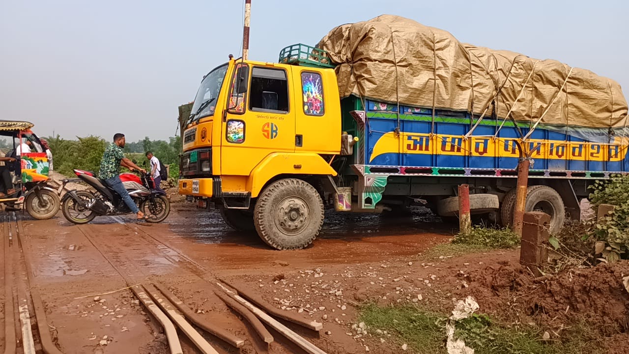রেলক্রসিংয়ে বালুর ট্রাক বিকল, ২ ঘণ্টা ট্রেন চলাচল বন্ধ